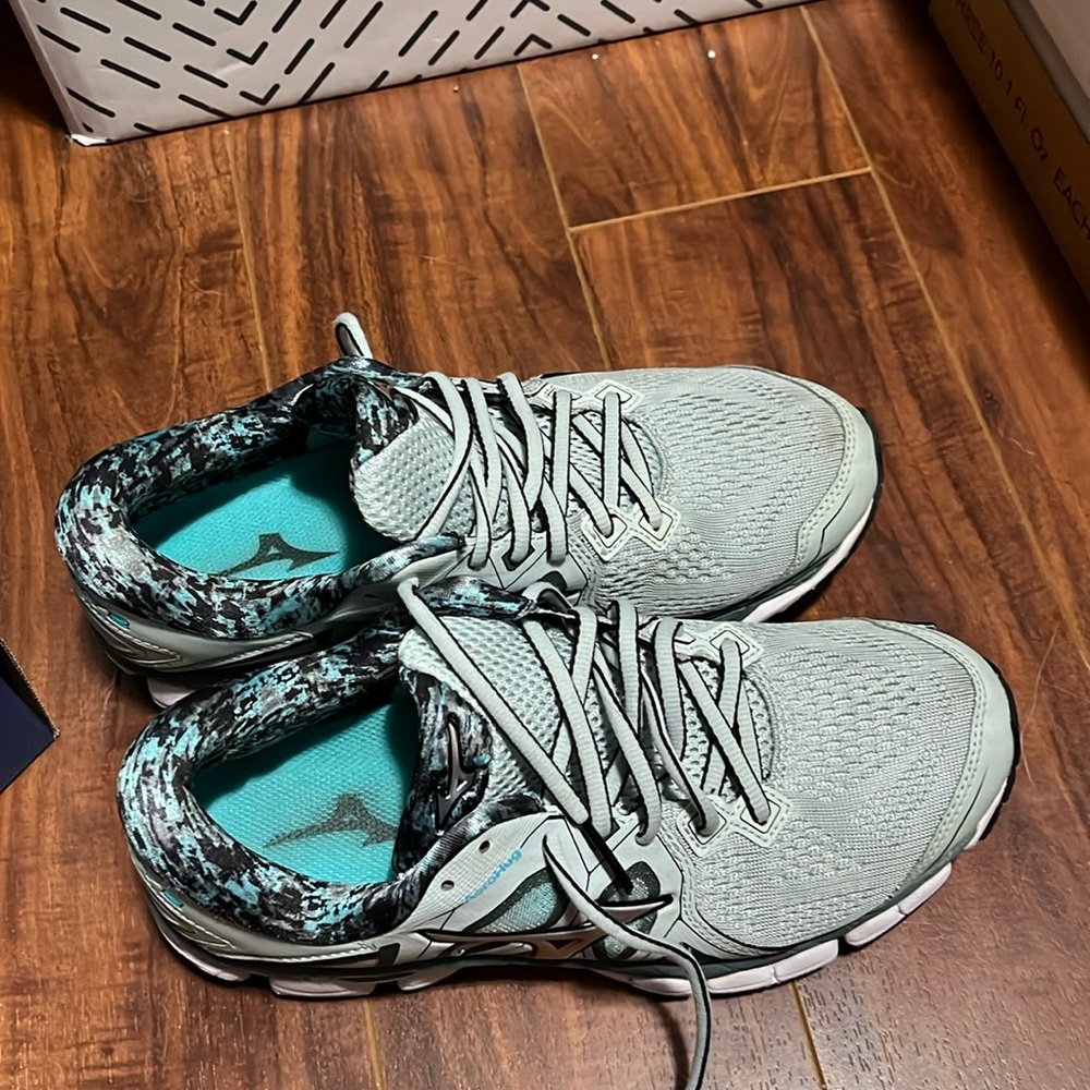 Mizuno running sneakers